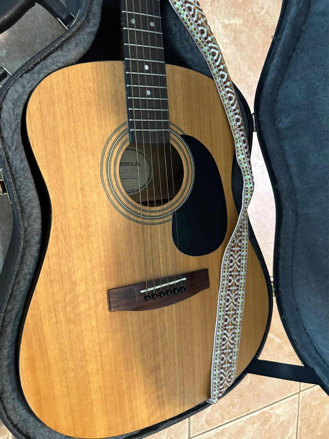Samick Acoustic Guitar with Case. FIRM PRICE. - photo 2