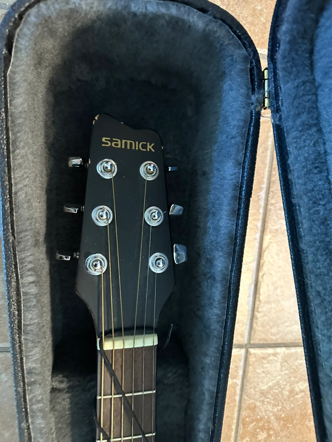Samick Acoustic Guitar with Case. FIRM PRICE. - photo 4