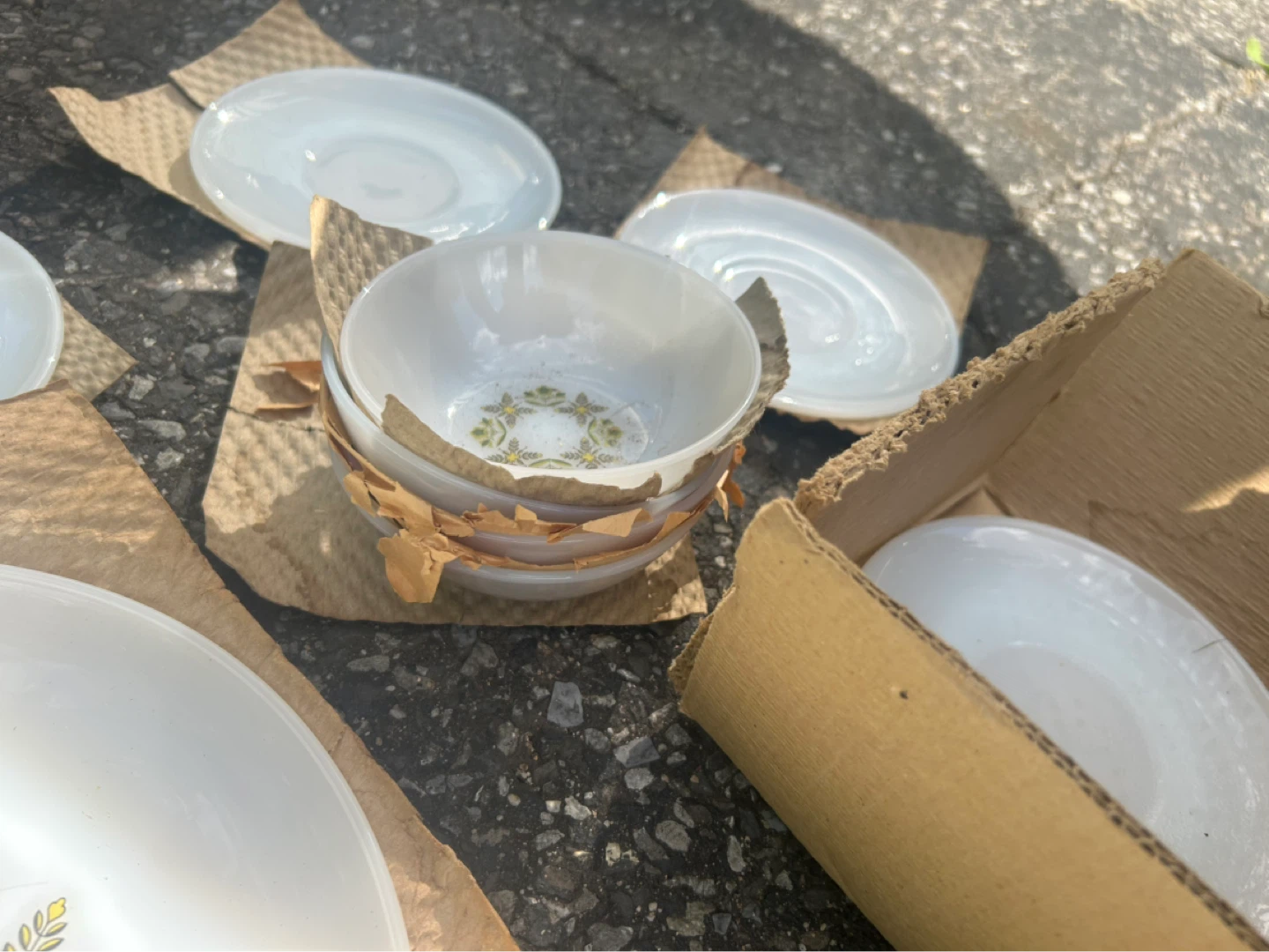 Vintage Pyrex Daisy Pattern Dinnerware Set - photo 2