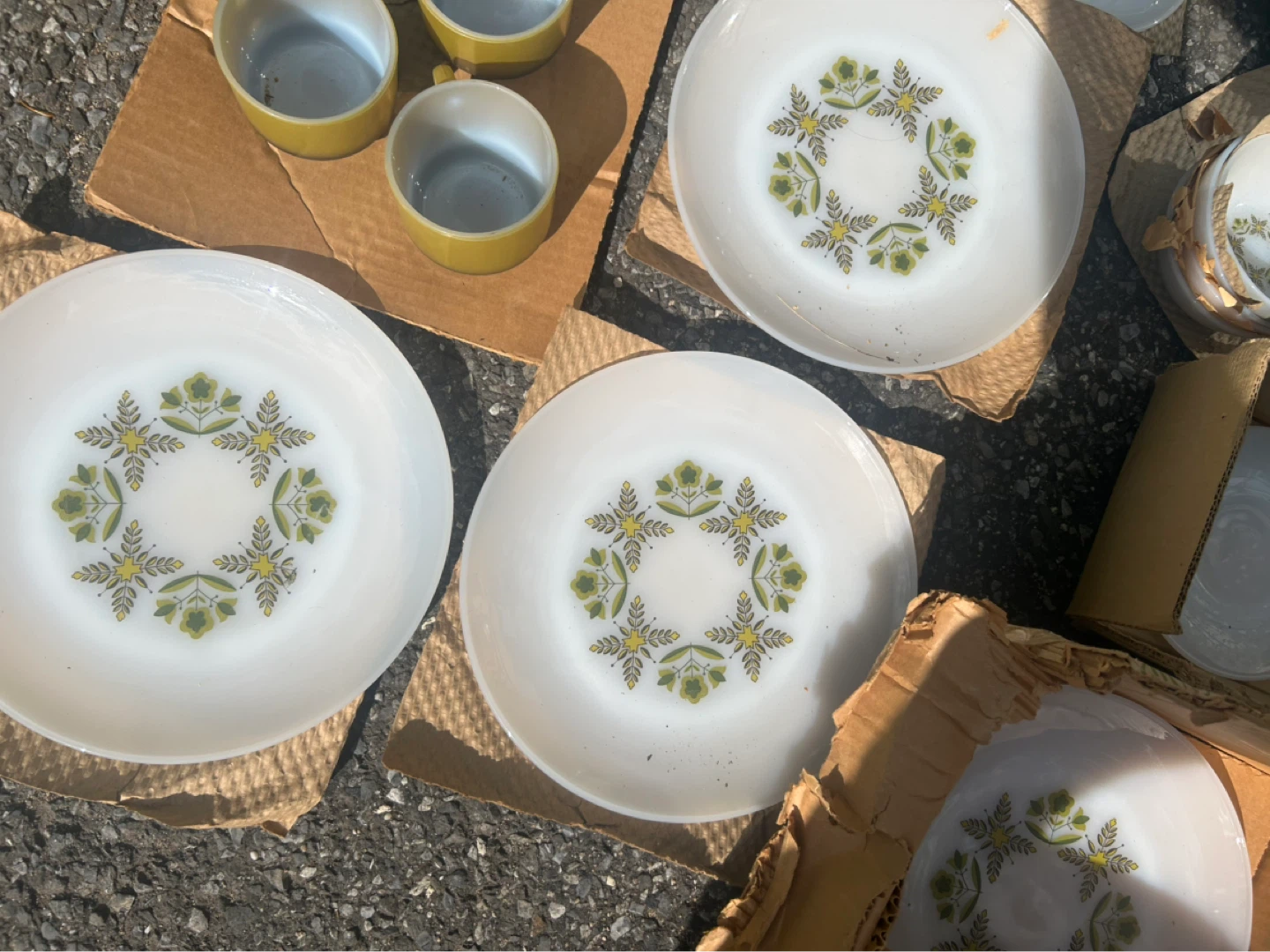 Vintage Pyrex Daisy Pattern Dinnerware Set - photo 5
