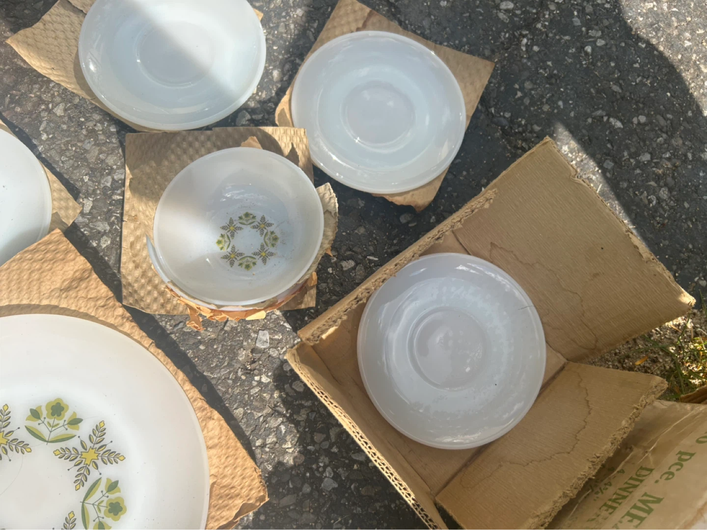 Vintage Pyrex Daisy Pattern Dinnerware Set - photo 3