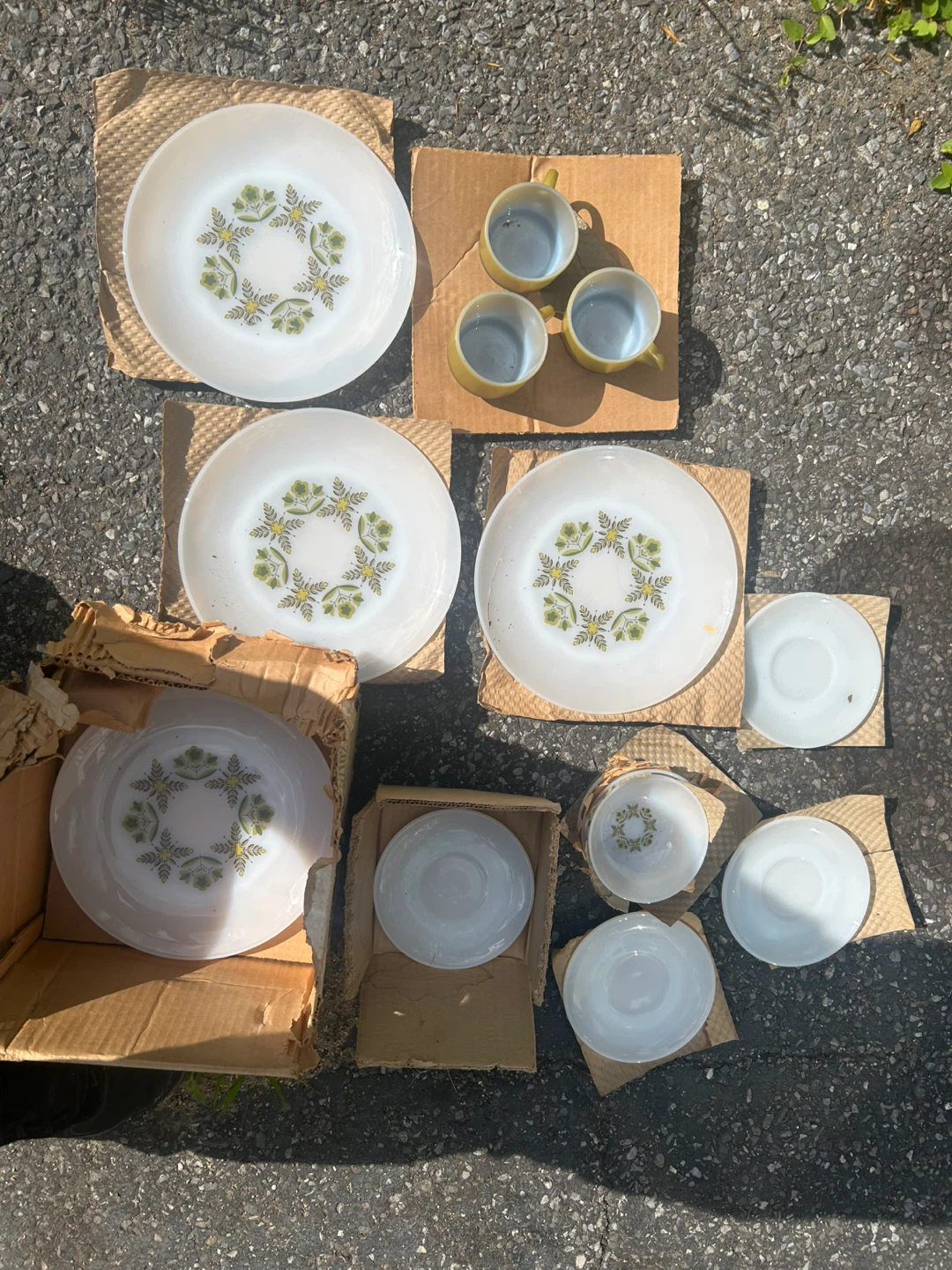 Vintage Pyrex Daisy Pattern Dinnerware Set