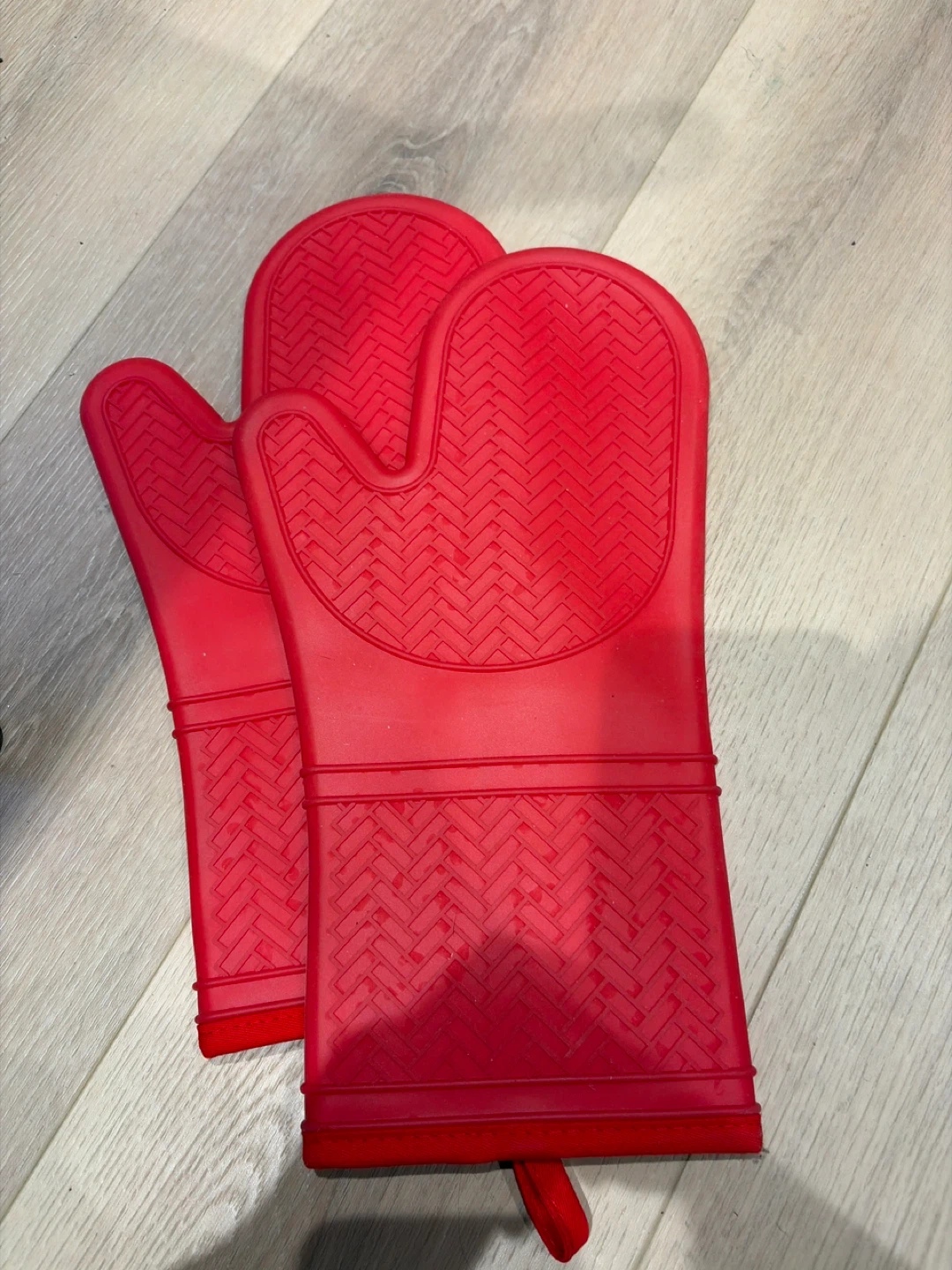 Red Silicone Oven Mitts - photo 2