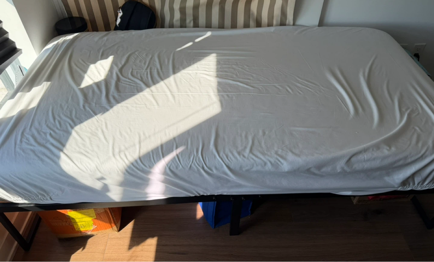 Mattress and Metal frame bed - photo 2