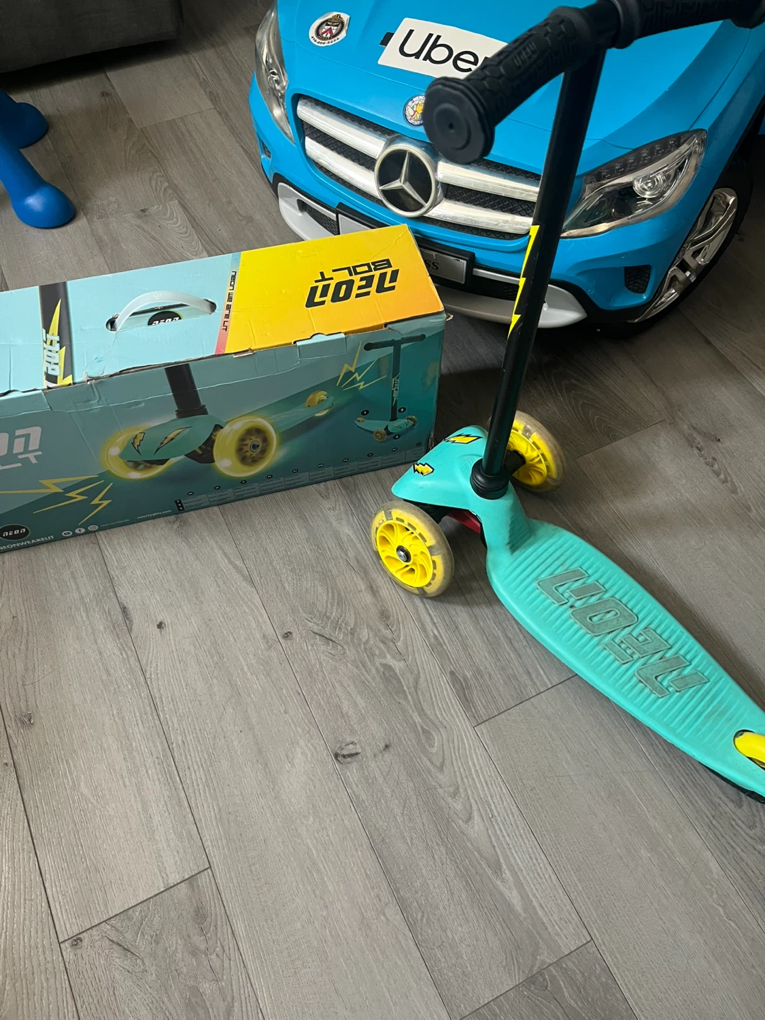 Neon Bolt 3-Wheel Scooter with Light-Up Wheels - photo 2