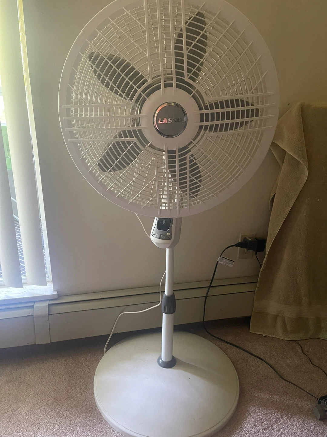 Lasko Pedestal Fan with remote controll - photo 3