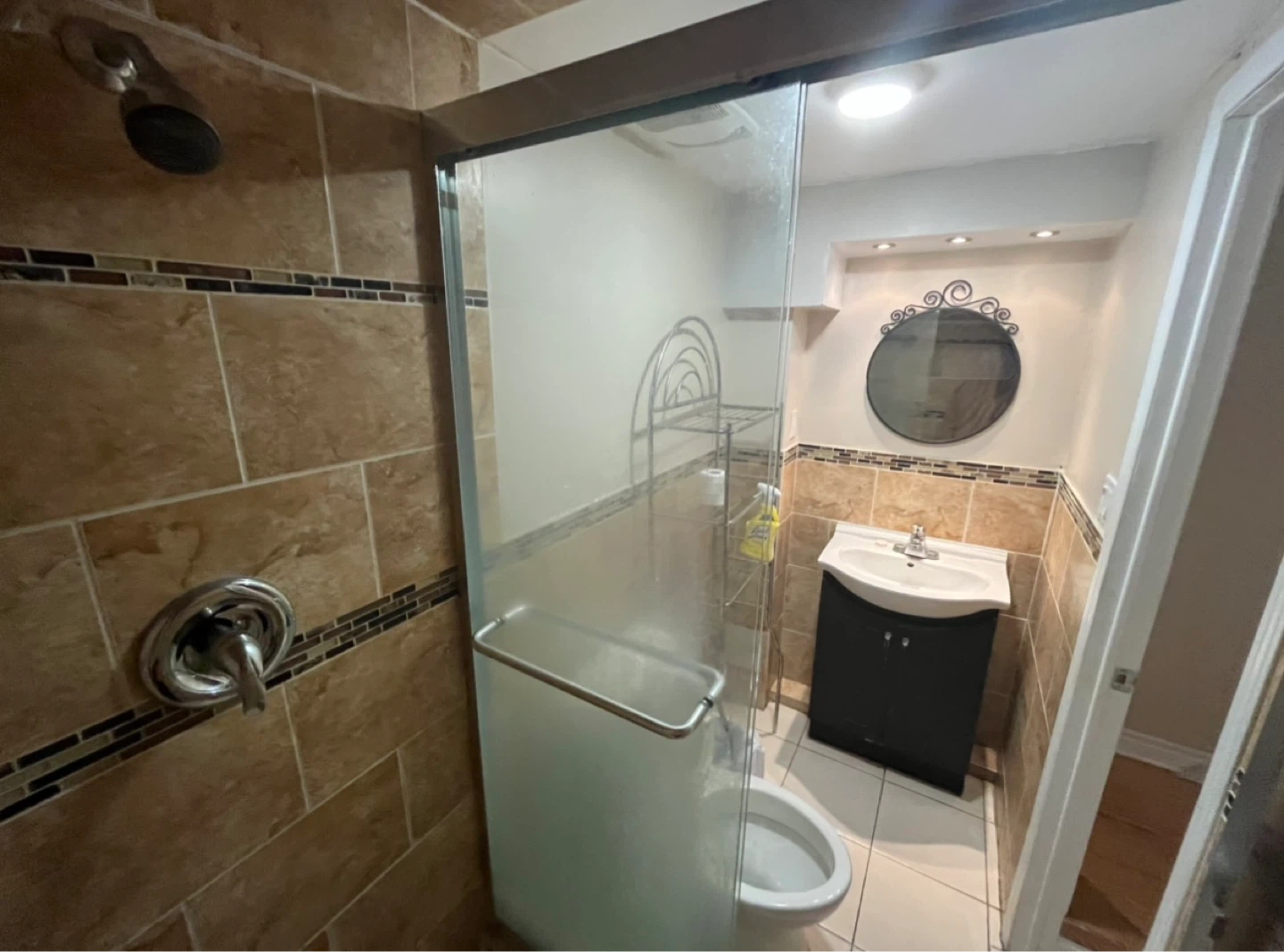 Private Room for Rent – Etobicoke (Auld Croft Rd) - photo 3