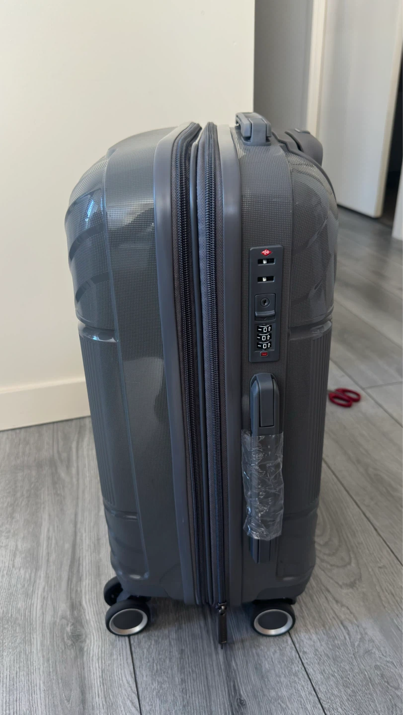Carry on bag - TSA lock - used once - in great condition - photo 2