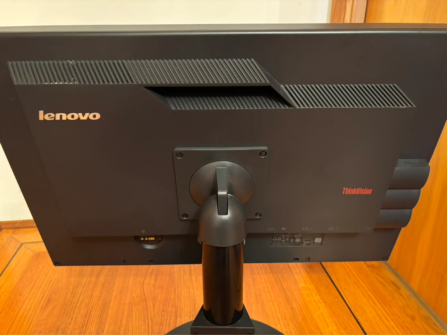 Lenovo ThinkVision Monitor – DisplayPort, DVI, VGA + USB Hub - photo 4