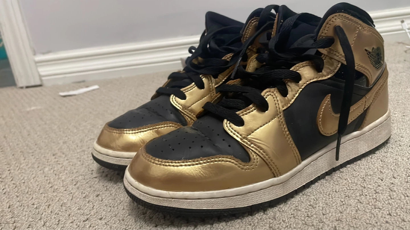 Air Jordan 1 Mid Gold Black Sneakers