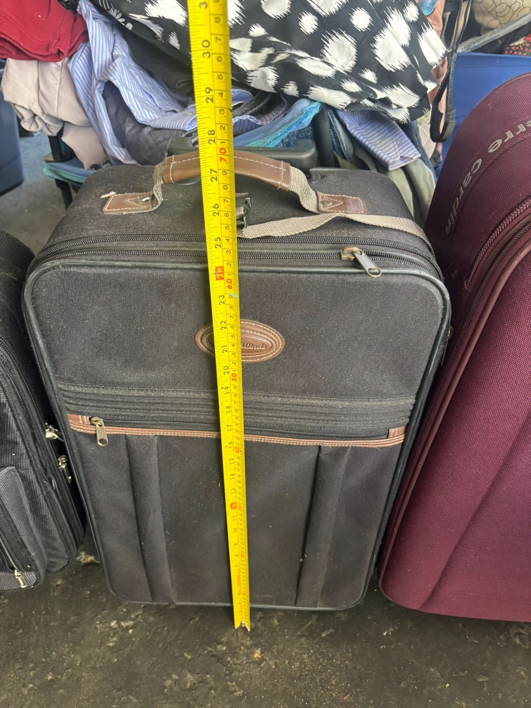 Suitcase 5 dollars each - photo 3
