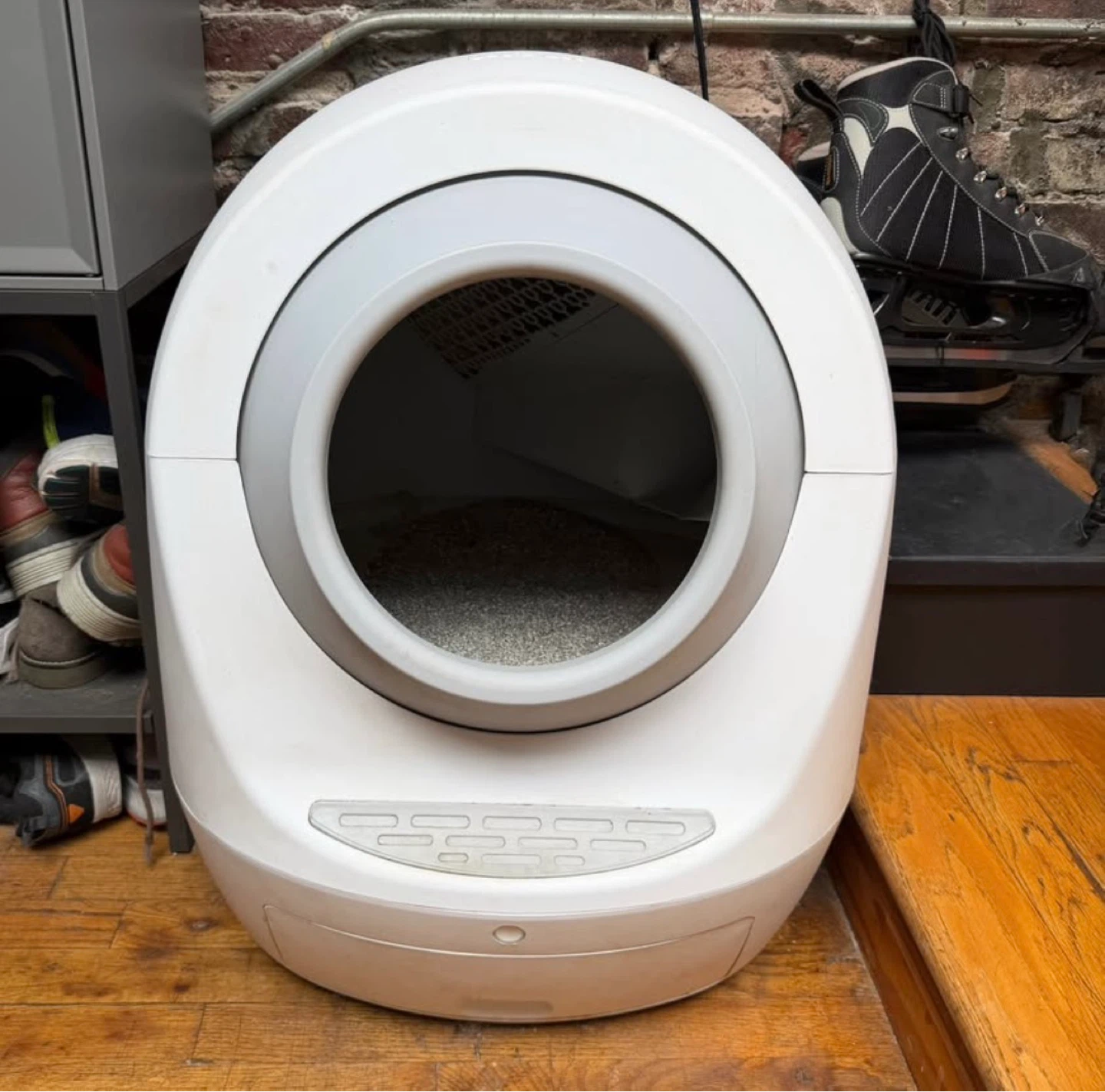 Leo’s Loo Automatic Self-Cleaning Litter Box