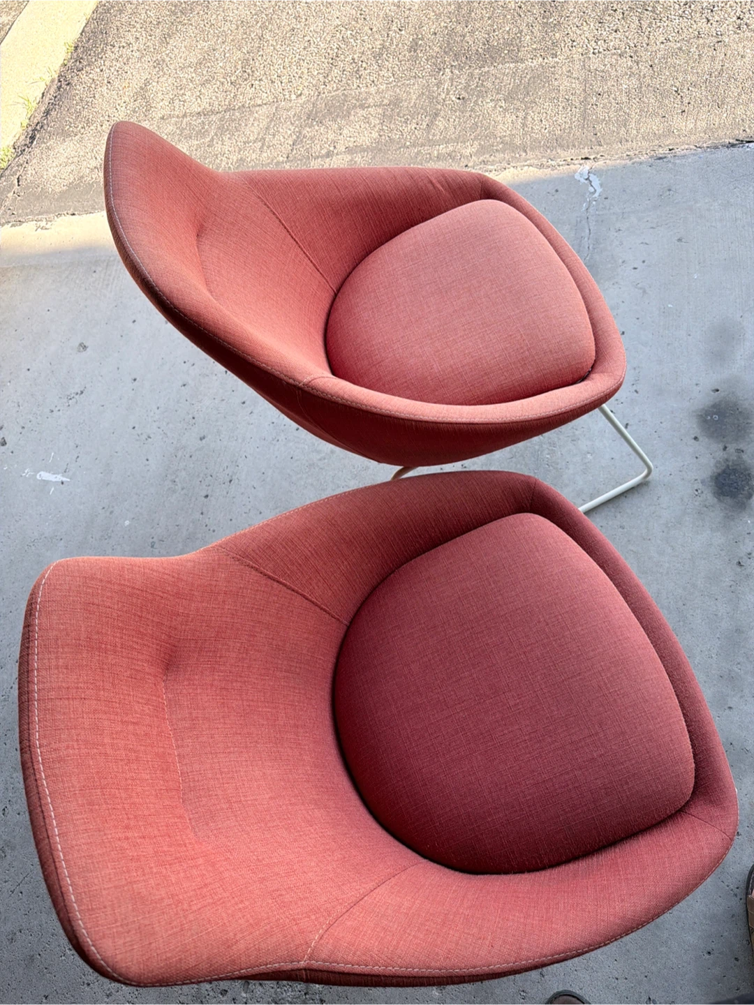 Pair of Mid-Century Style Accent Chairs - Coral Fabric - photo 2