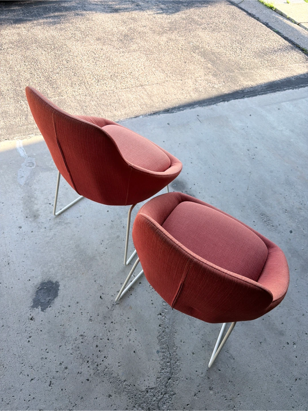 Pair of Mid-Century Style Accent Chairs - Coral Fabric - photo 3
