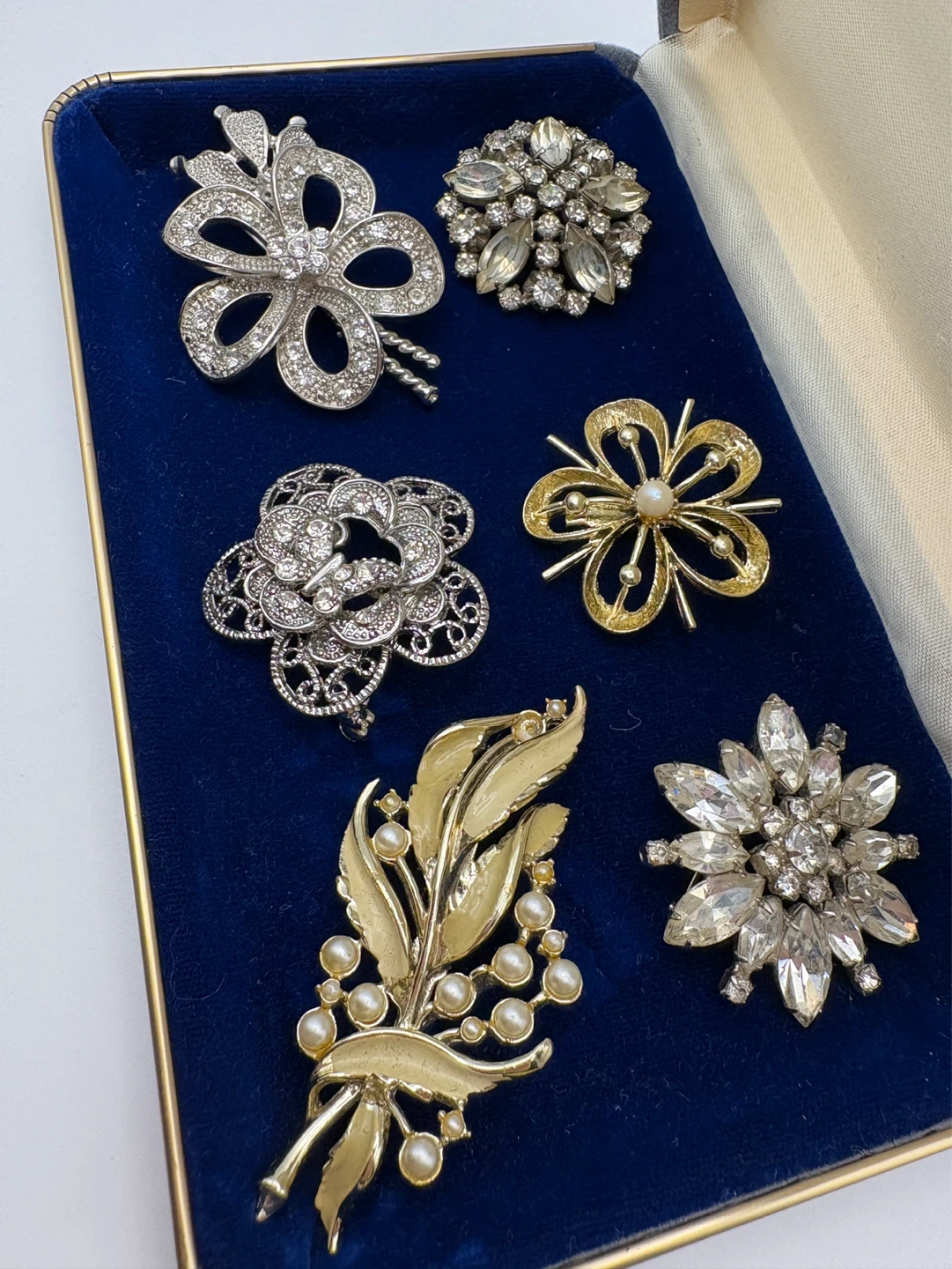 Collection of 6 Vintage Brooches
