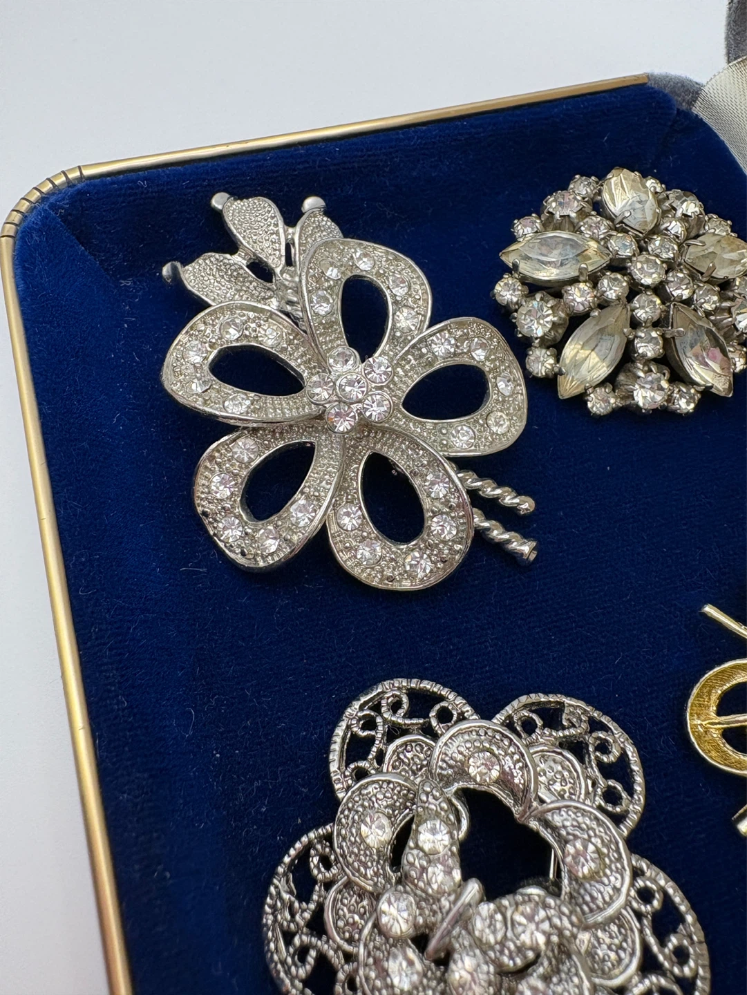 Collection of 6 Vintage Brooches - photo 2