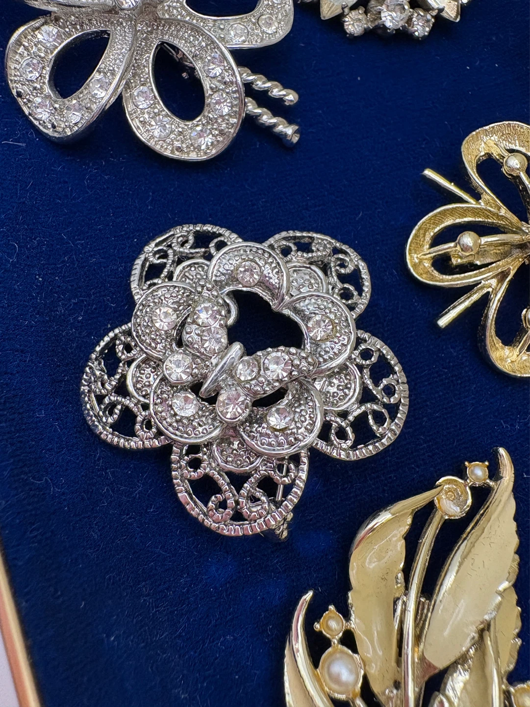 Collection of 6 Vintage Brooches - photo 4