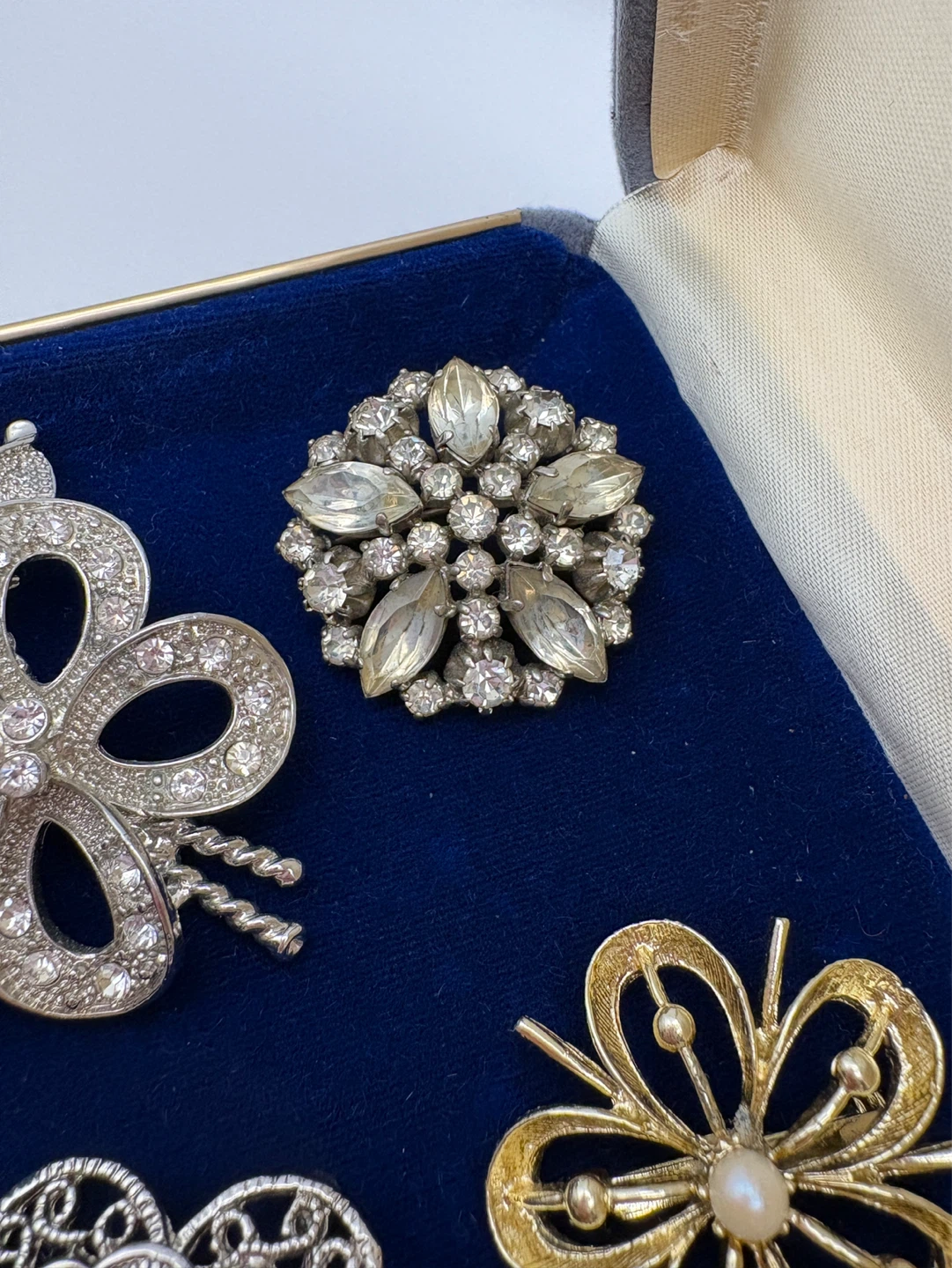 Collection of 6 Vintage Brooches - photo 3