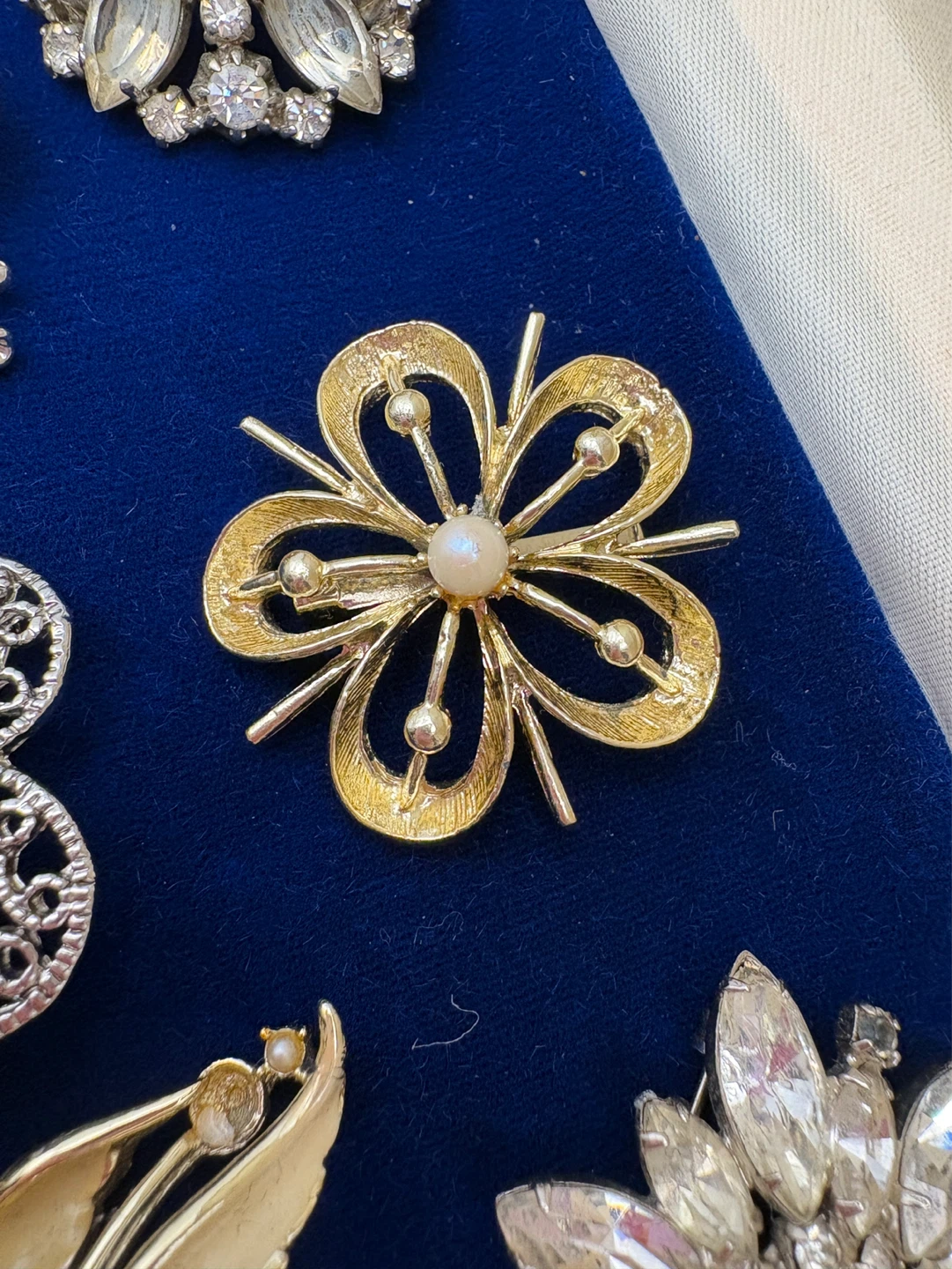 Collection of 6 Vintage Brooches - photo 5