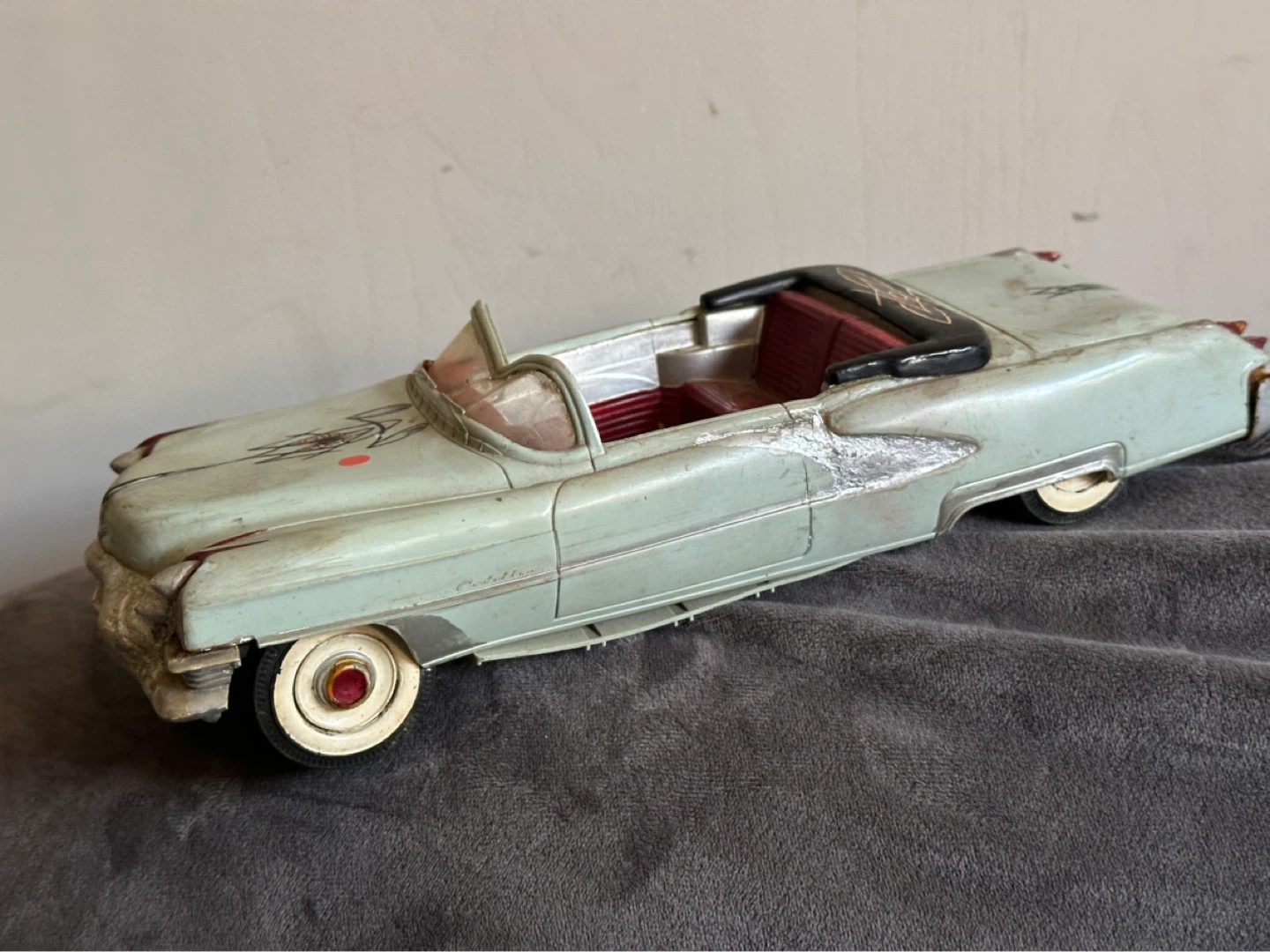 monogram cadillac model  made to look beat up. - photo 3