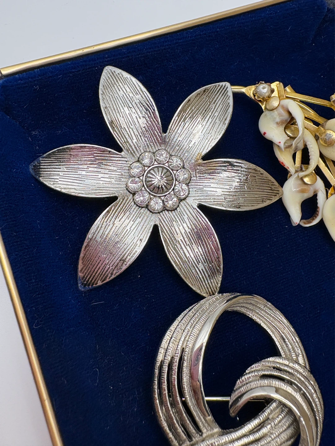 Collection of 6 Vintage Brooches - photo 2