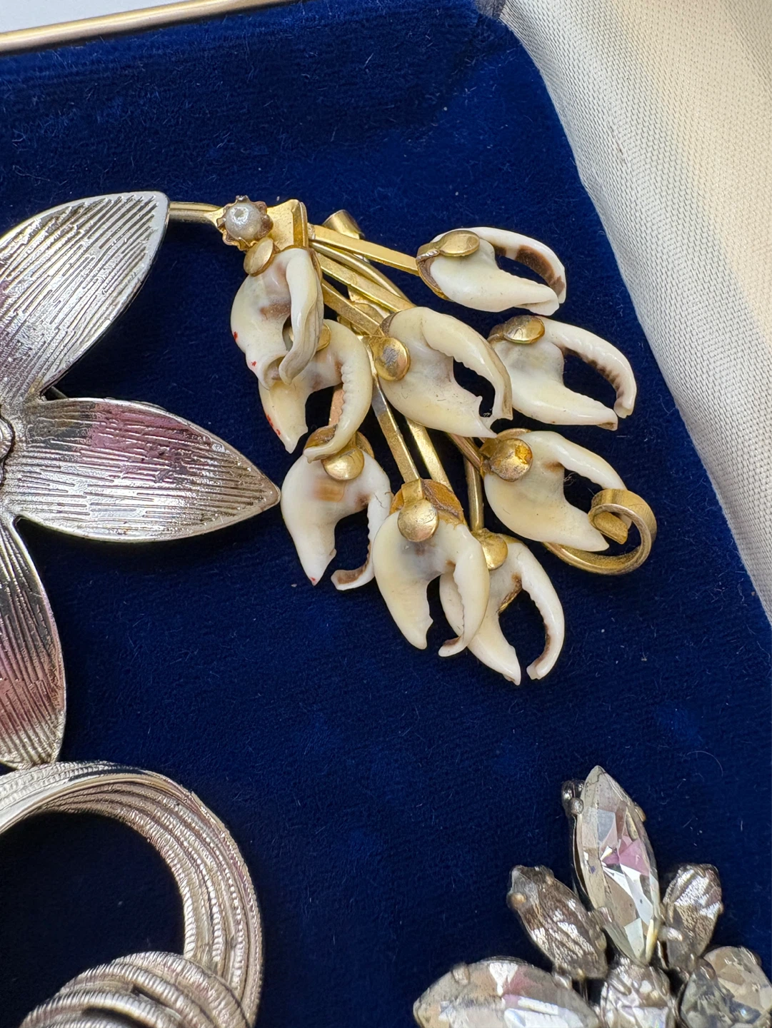 Collection of 6 Vintage Brooches - photo 3