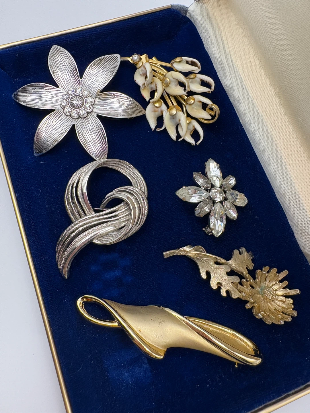 Collection of 6 Vintage Brooches