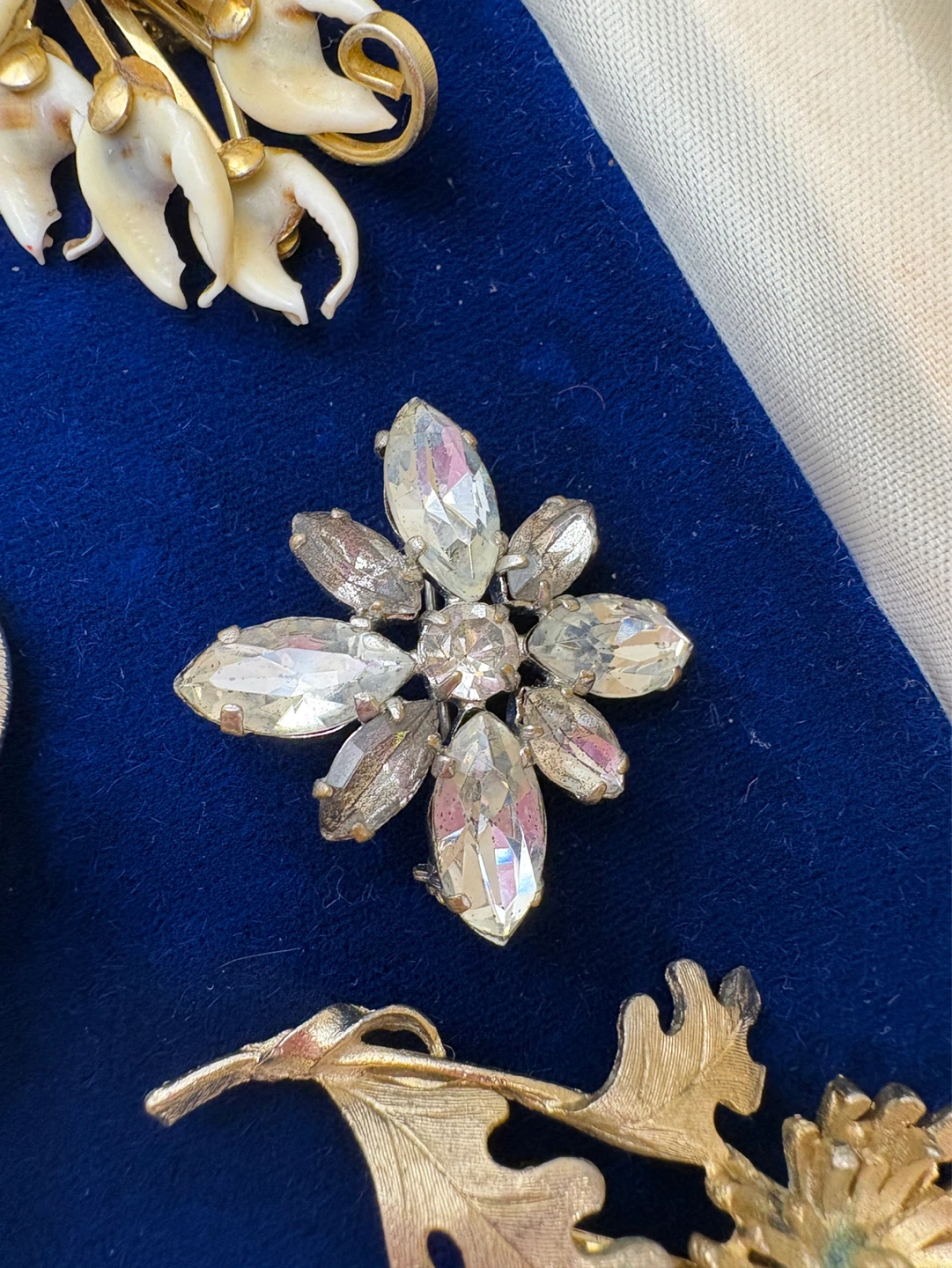 Collection of 6 Vintage Brooches - photo 5