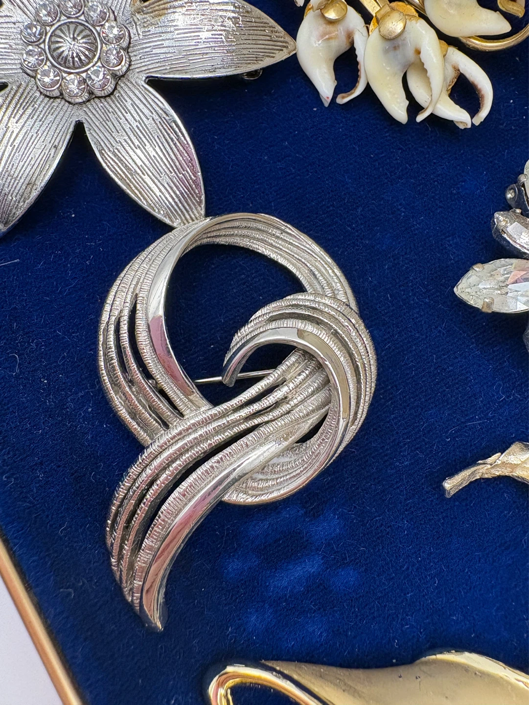 Collection of 6 Vintage Brooches - photo 4