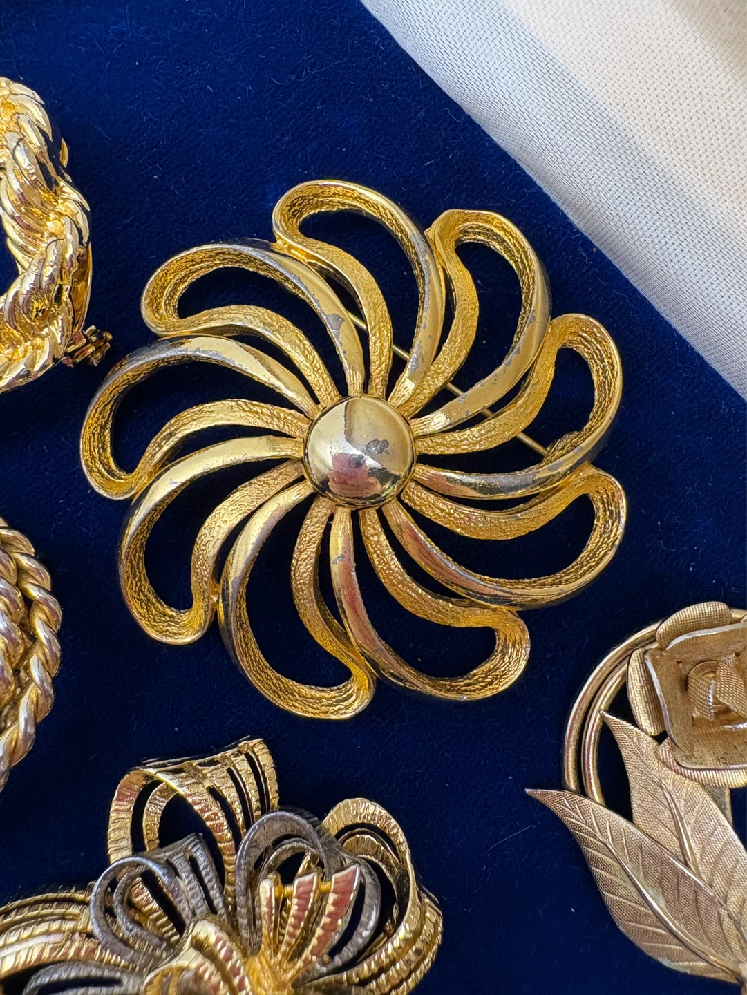 Lot of 6 Vintage Gold Tone Brooches - photo 3
