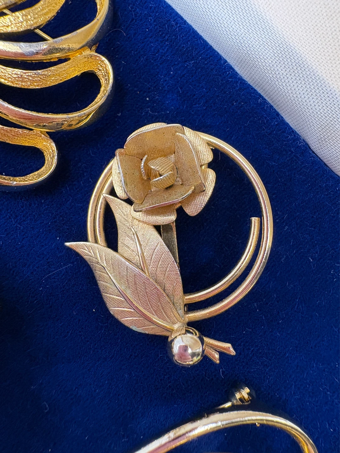 Lot of 6 Vintage Gold Tone Brooches - photo 5