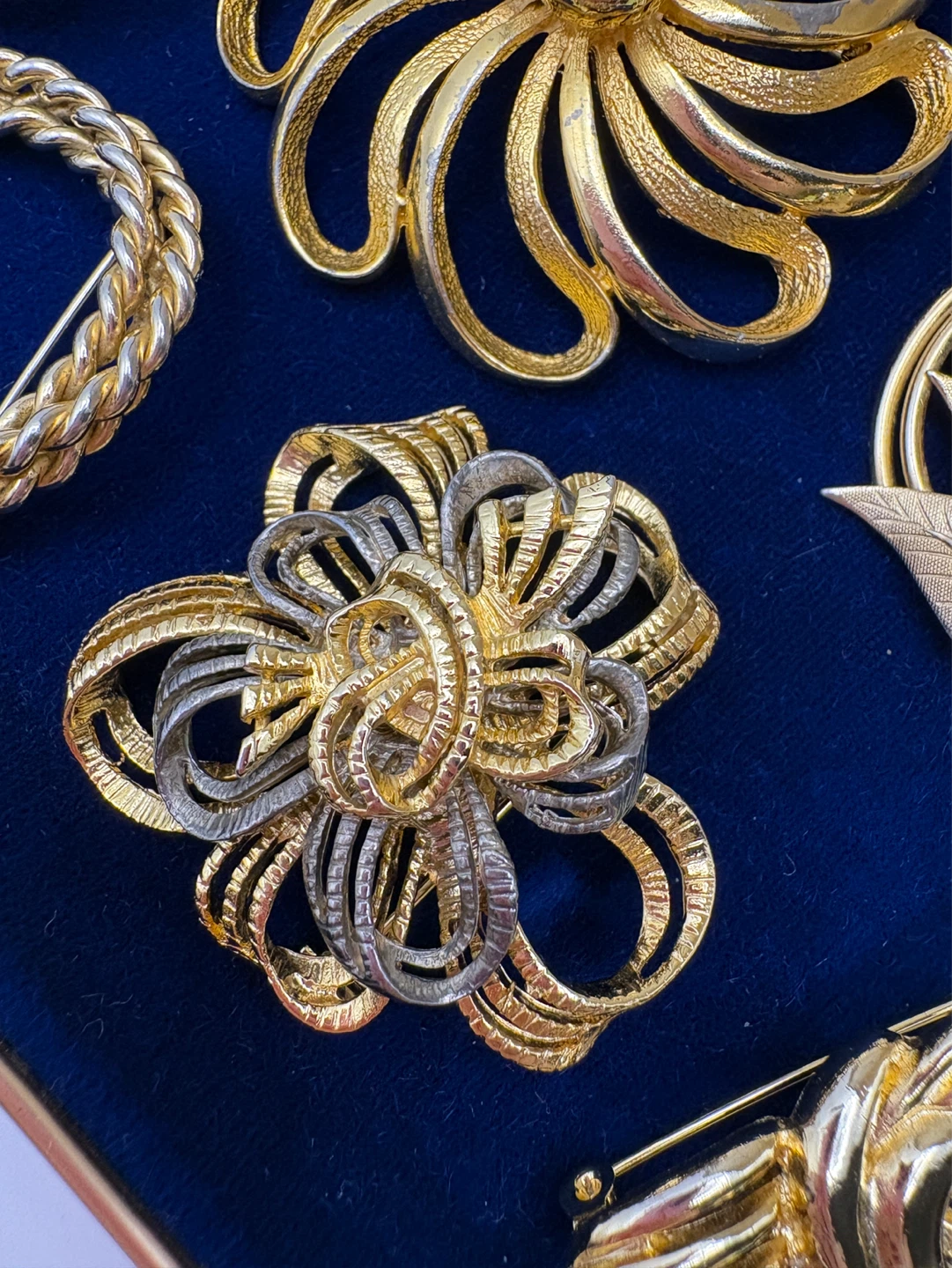 Lot of 6 Vintage Gold Tone Brooches - photo 4