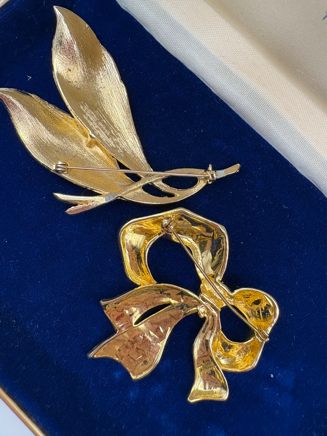 Gold Leaf and Bow Brooch Lot of 2 - photo 2