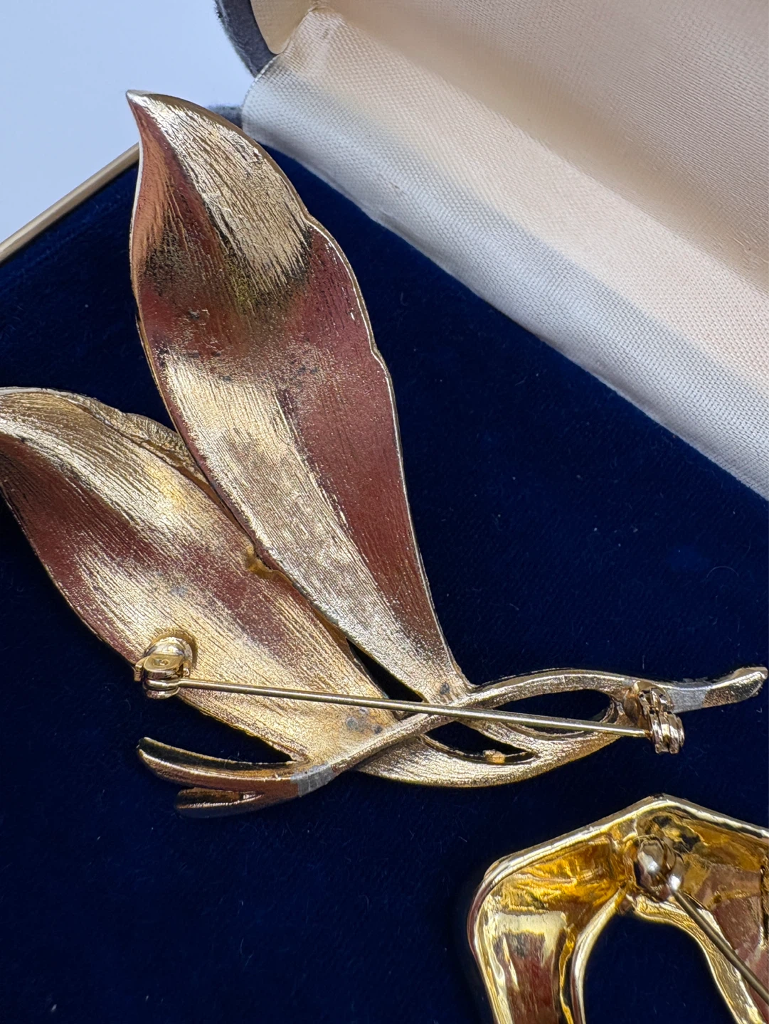 Gold Leaf and Bow Brooch Lot of 2 - photo 3