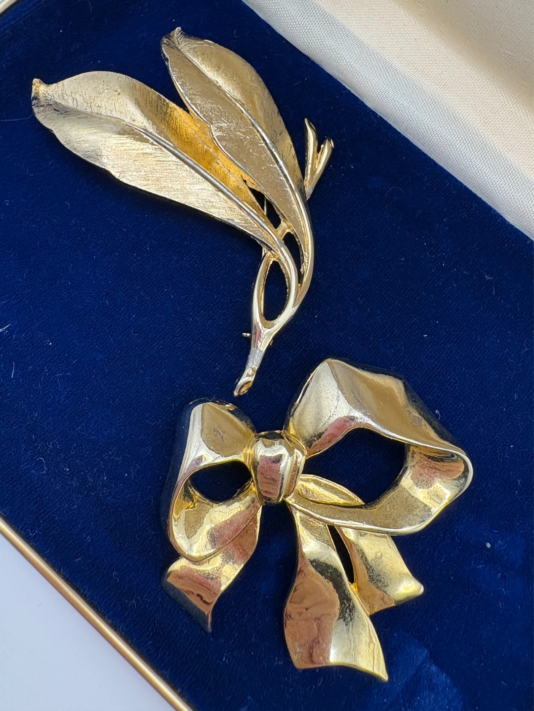 Gold Leaf and Bow Brooch Lot of 2