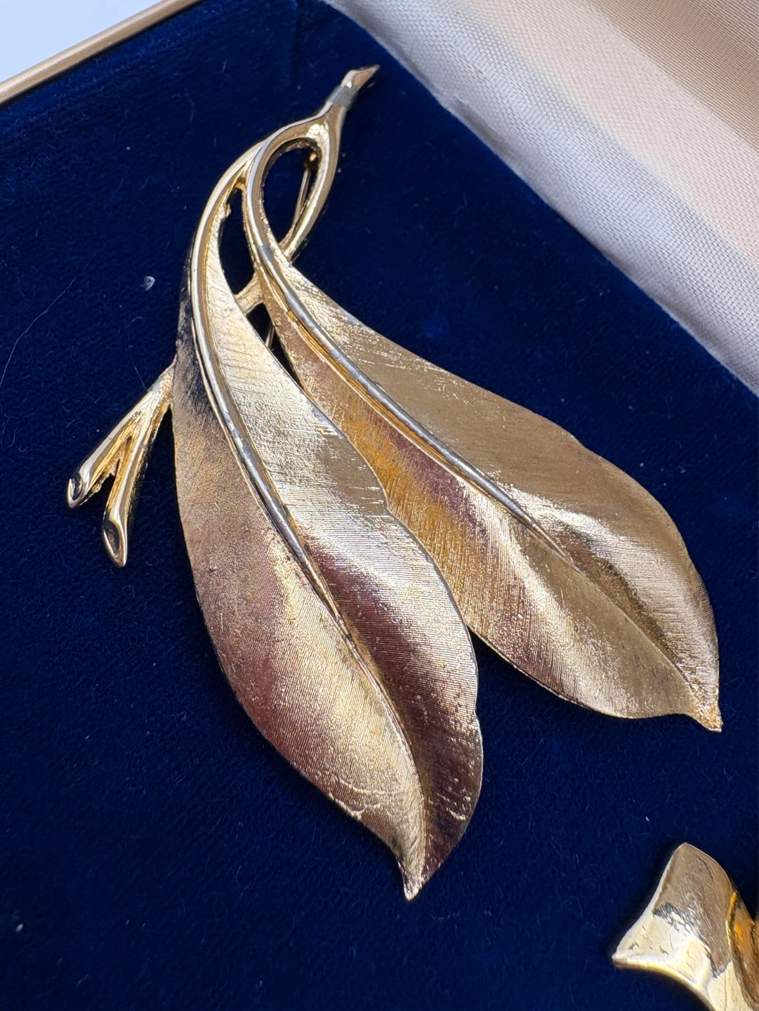 Gold Leaf and Bow Brooch Lot of 2 - photo 5