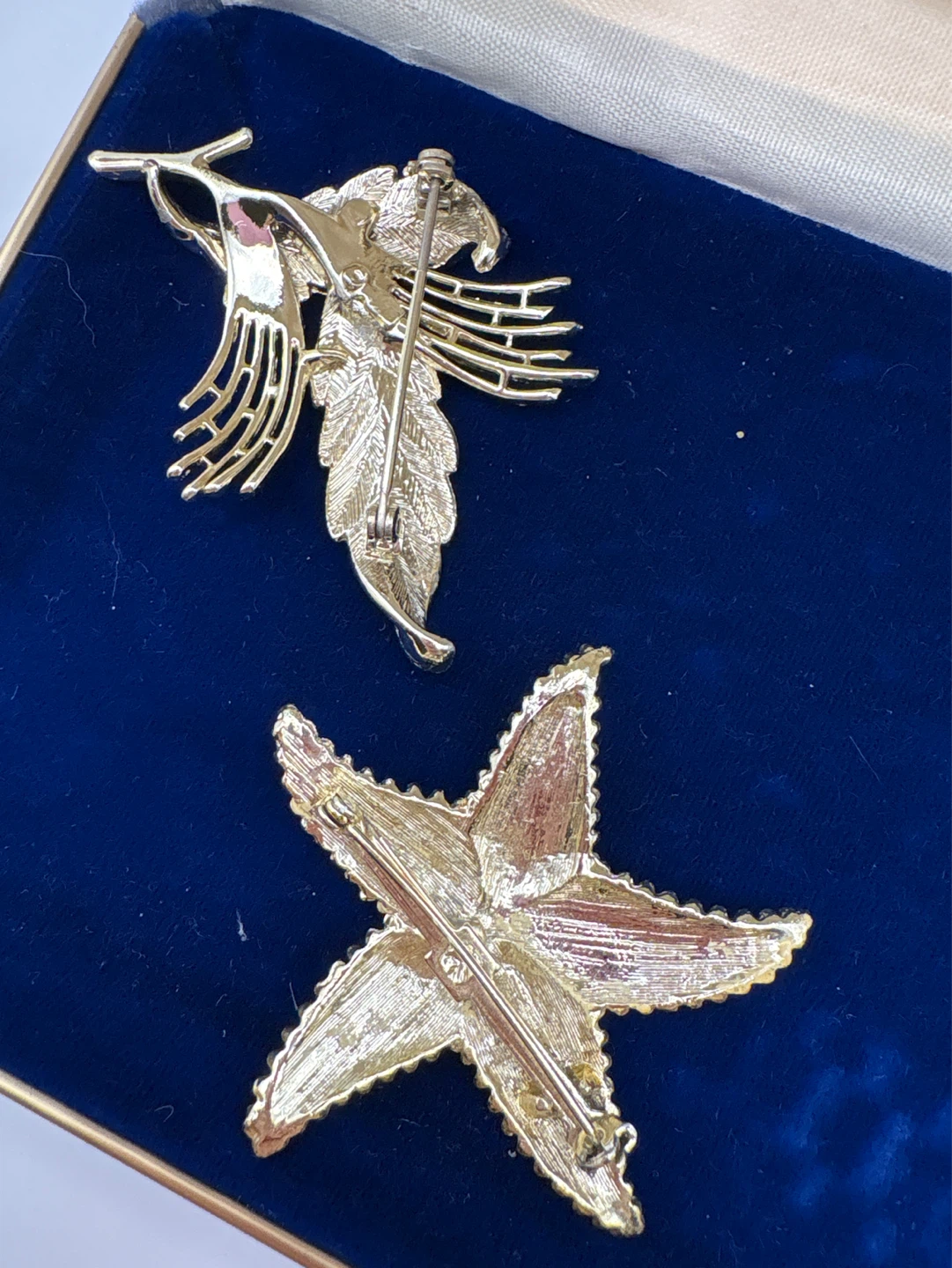 Gold tone brooches Lot of 2 starfish and leaf - photo 2