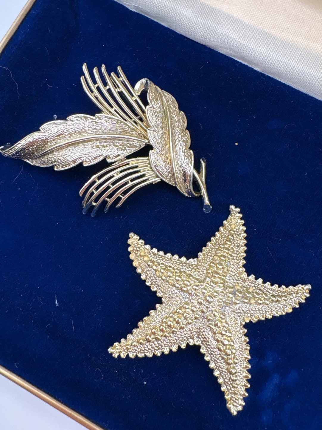Gold tone brooches Lot of 2 starfish and leaf