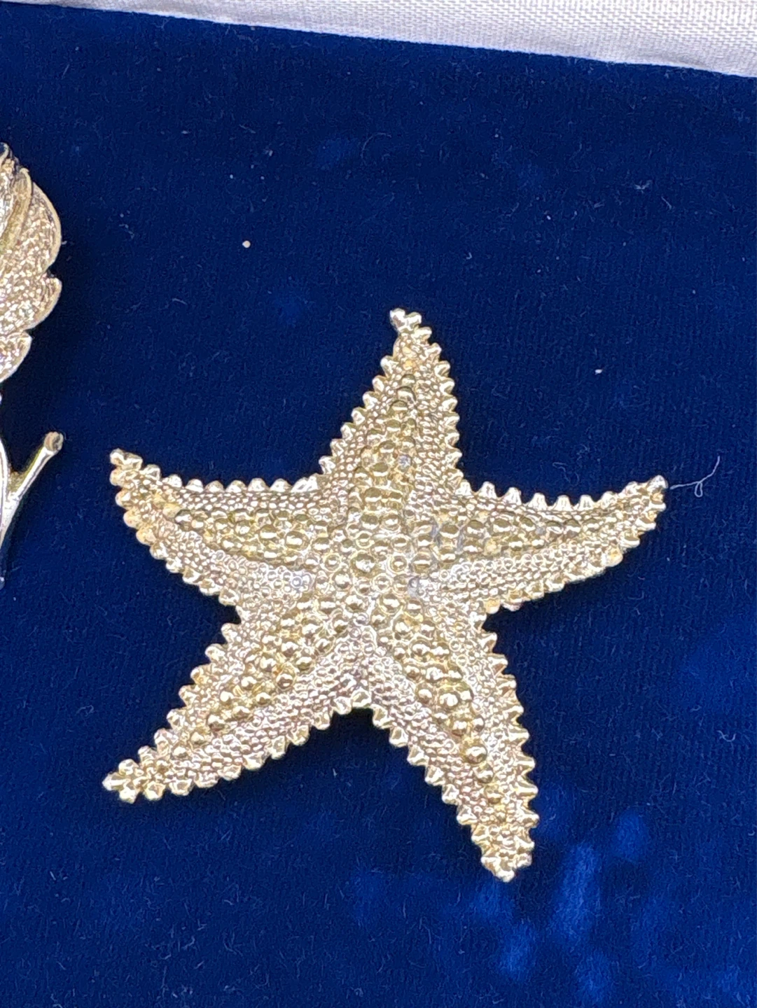 Gold tone brooches Lot of 2 starfish and leaf - photo 4