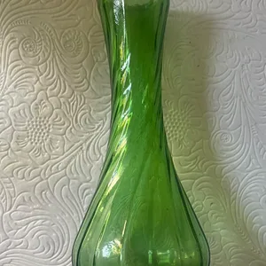 Stunning Vintage Hoosier Glass Green Swirl Bud Vase – 6”