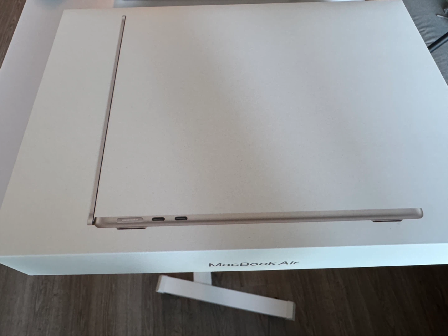 Brand new MacBook Air M4 chip 13" 16GB RAM 256GB Starlight