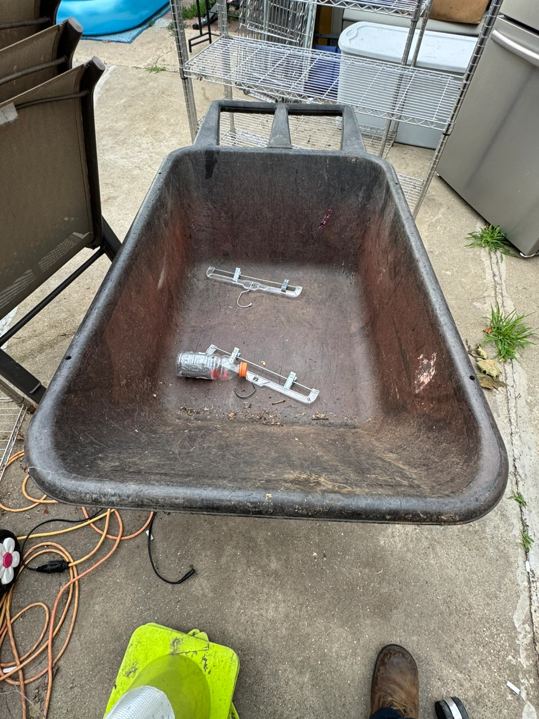 Rubbermaid Wheelbarrow - photo 3