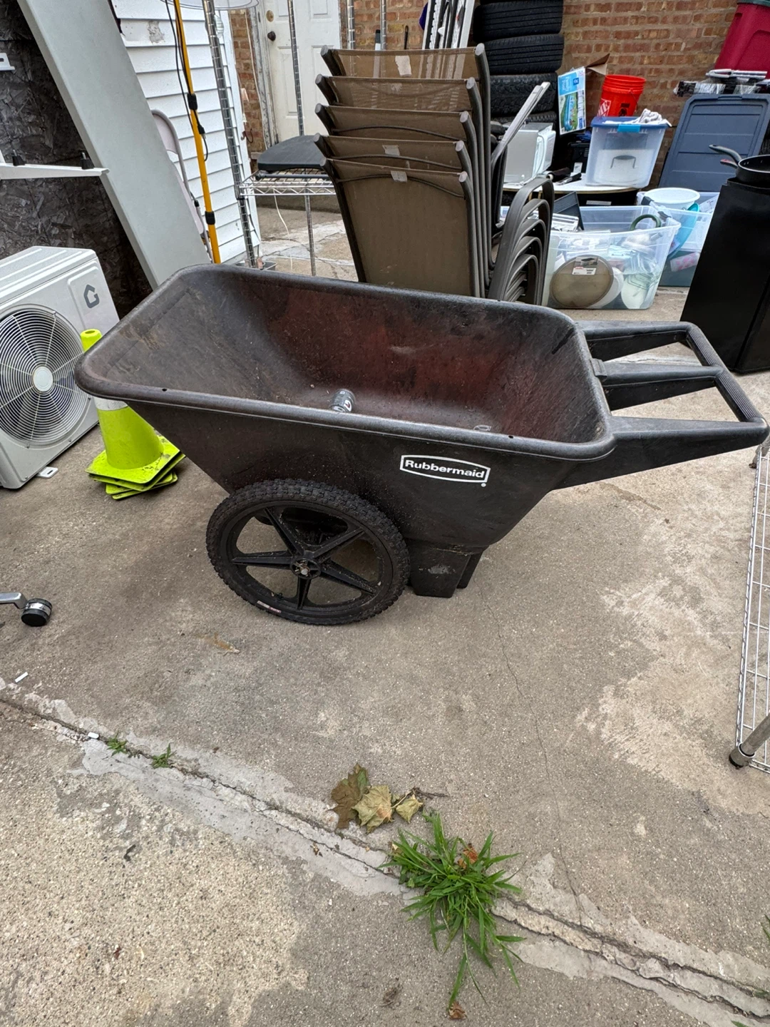 Rubbermaid Wheelbarrow - photo 2