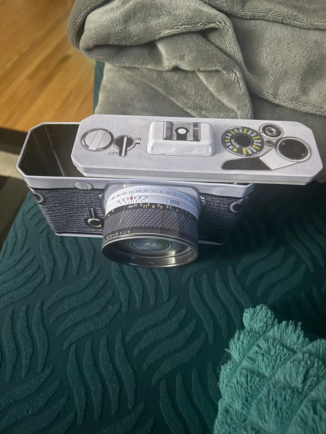 Camera Shaped Tin Box - photo 2