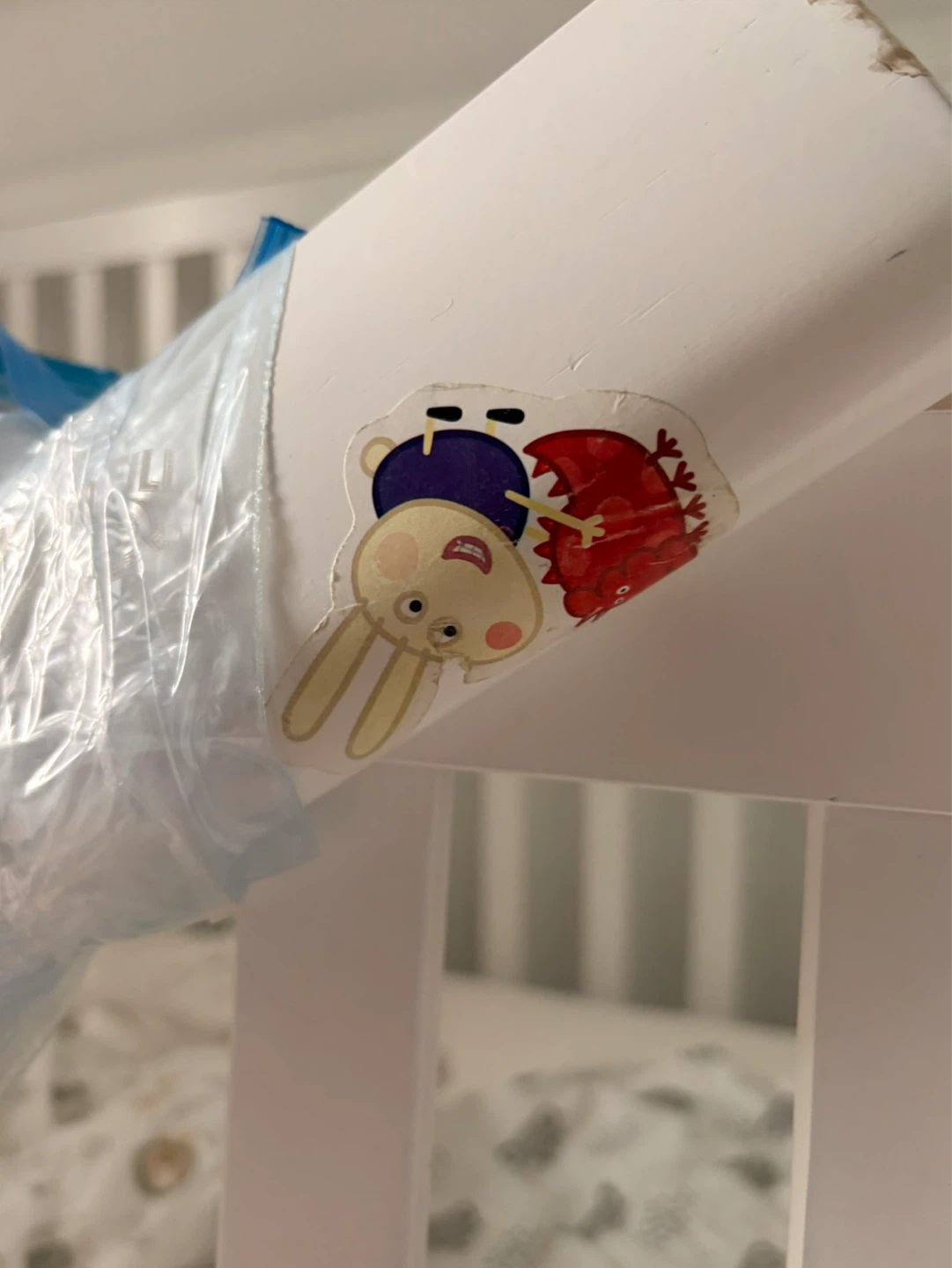 White Dream-On-Me Crib with 5 fitted bedsheets and a mattress - photo 5