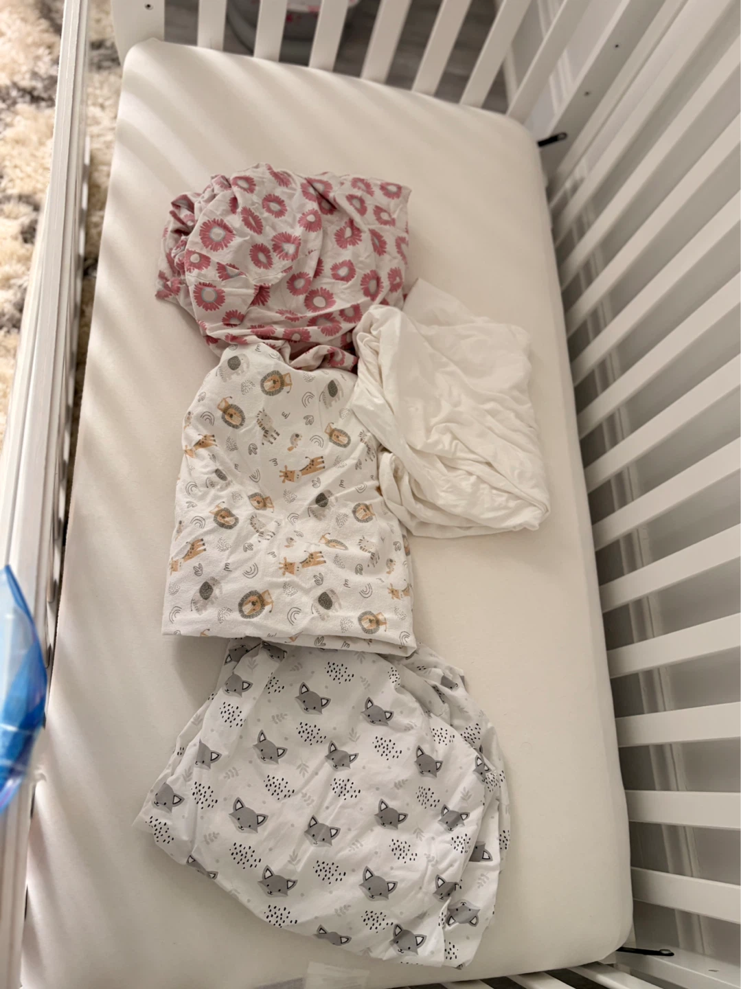 White Dream-On-Me Crib with 5 fitted bedsheets and a mattress - photo 2