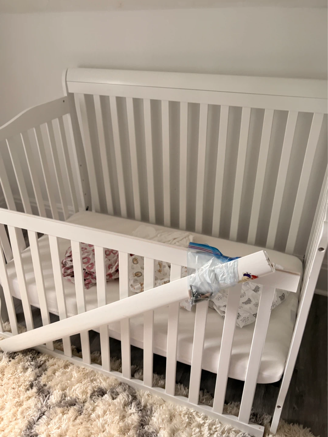 White Dream-On-Me Crib with 5 fitted bedsheets and a mattress - photo 3