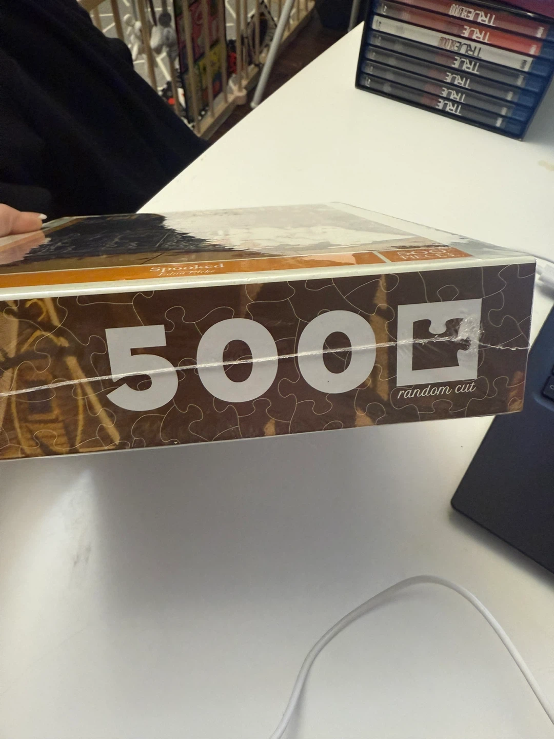 The New Yorker Spooked Jigsaw Puzzle - 500 Pieces - photo 2