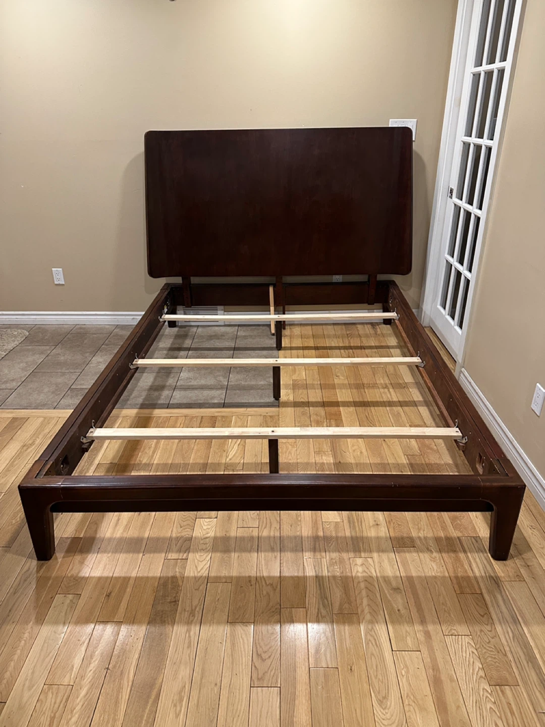 MCM Style Queen Size Solid Wood Sleigh Bed (CAN DELIVER) - photo 2