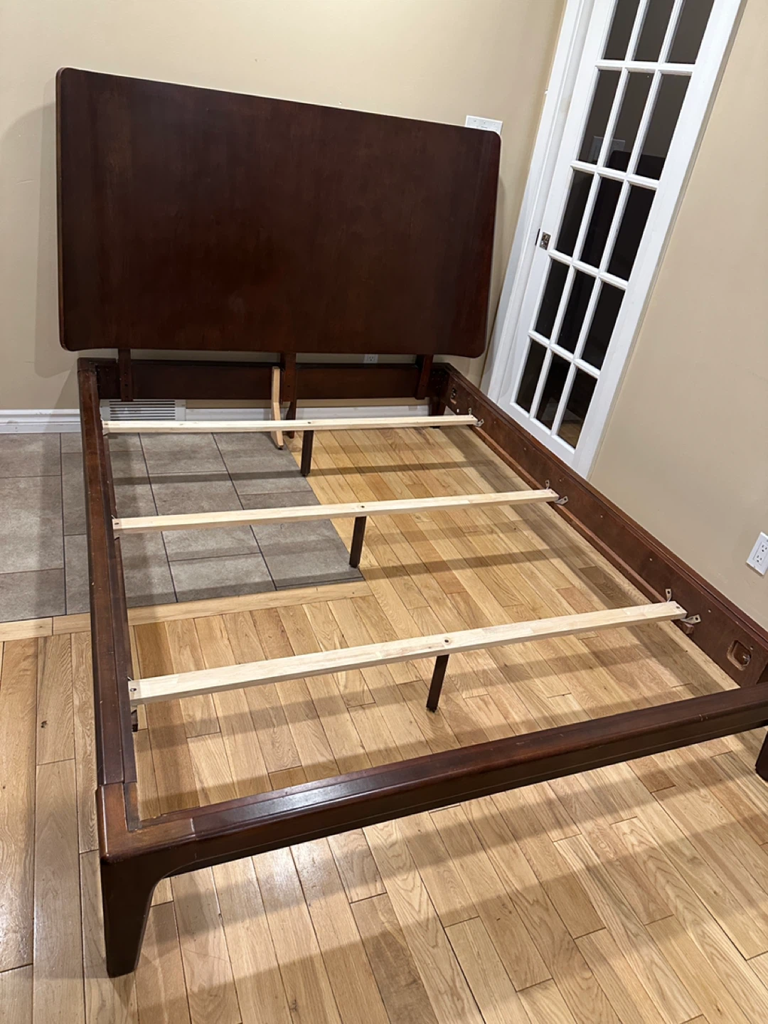 MCM Style Queen Size Solid Wood Sleigh Bed (CAN DELIVER)